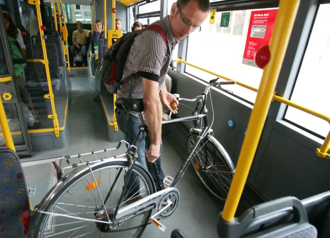 Czy można przewozić rower w autobusie? Sprawdź ważne zasady i przepisy