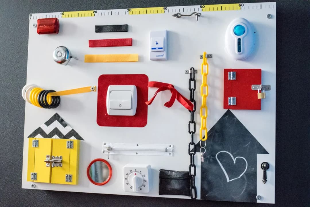 Tablica sensoryczna zrób to sam: Prosty poradnik krok po kroku